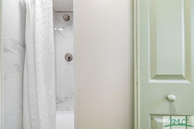 bathroom featuring a shower with shower curtain