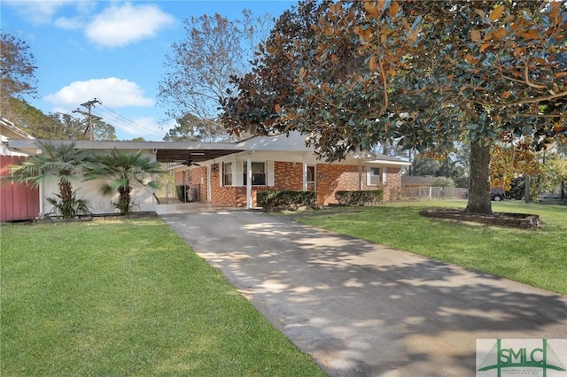 view of front of property featuring a front lawn