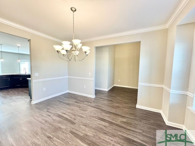 empty room featuring a sink, crown molding, baseboards, a notable chandelier, and dark wood-style flooring