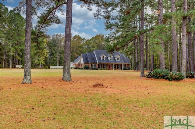 view of front facade featuring a front yard