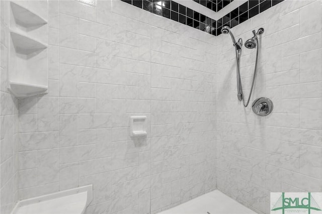 bathroom featuring a tile shower