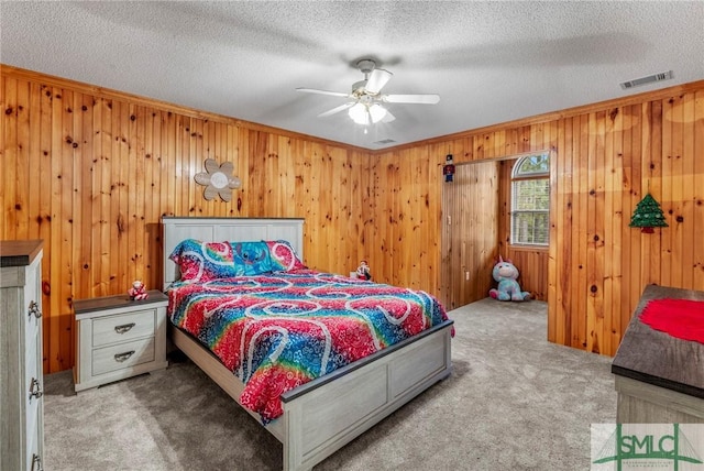 bedroom with carpet, a textured ceiling, and ceiling fan