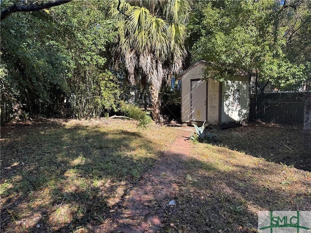 view of yard featuring a shed