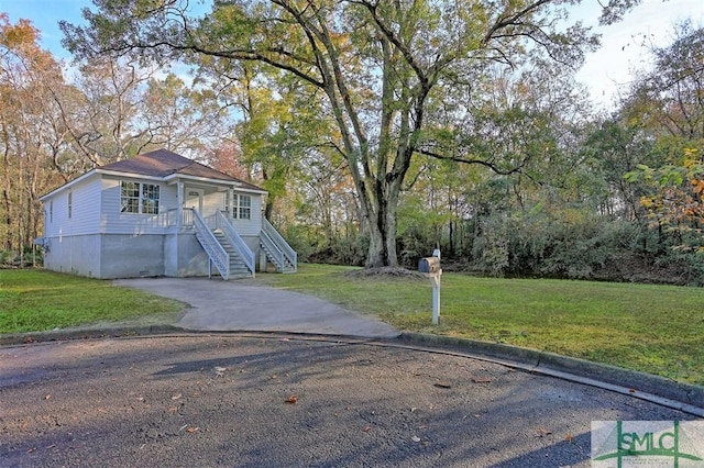 view of front facade featuring a front lawn