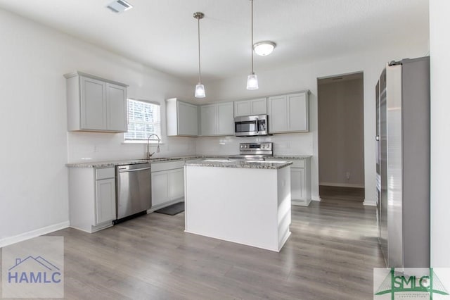 kitchen featuring sink, appliances with stainless steel finishes, gray cabinetry, and a kitchen island