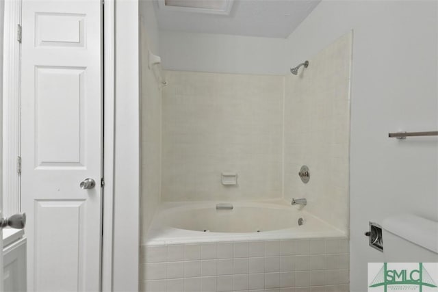 bathroom featuring tiled shower / bath