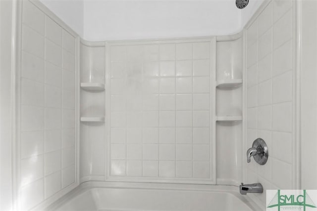 bathroom featuring tiled shower / bath combo