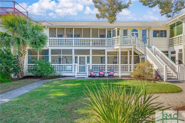 view of front of house featuring a front lawn