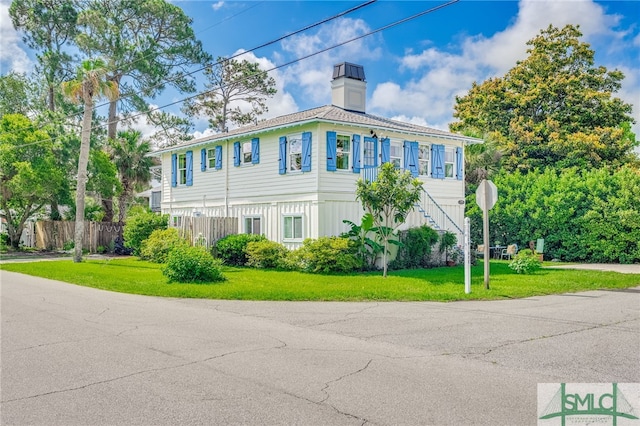 view of front of house with a front lawn