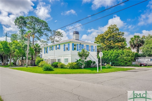 view of front of home featuring a front lawn