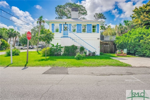 view of front of property featuring a front lawn