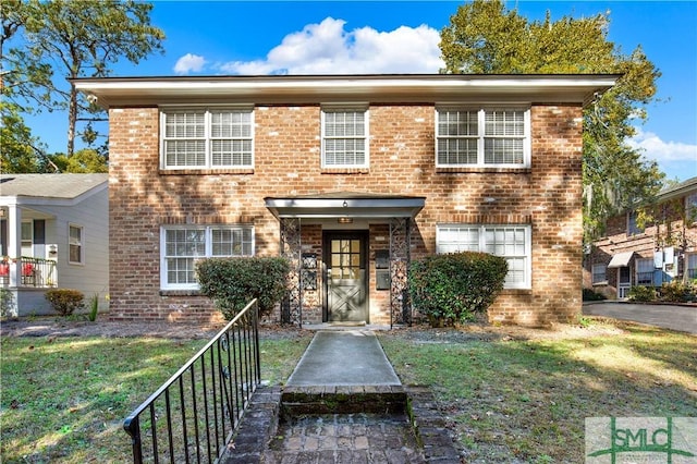 view of front of property featuring a front lawn