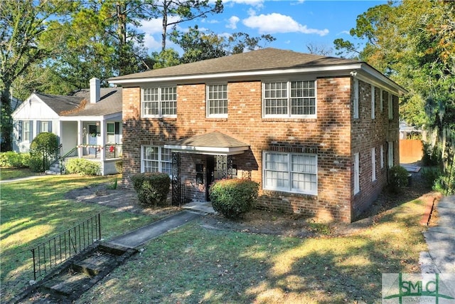 view of front facade featuring a front yard