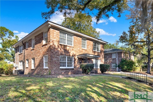 view of front facade featuring a front yard