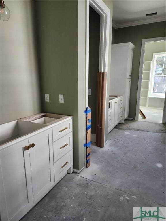 bathroom featuring crown molding