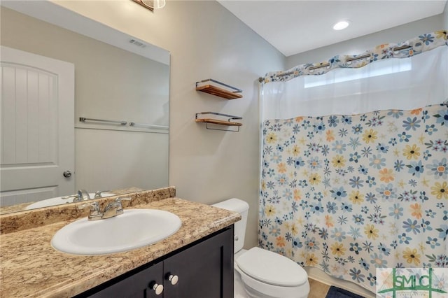 bathroom with a shower with curtain, vanity, and toilet