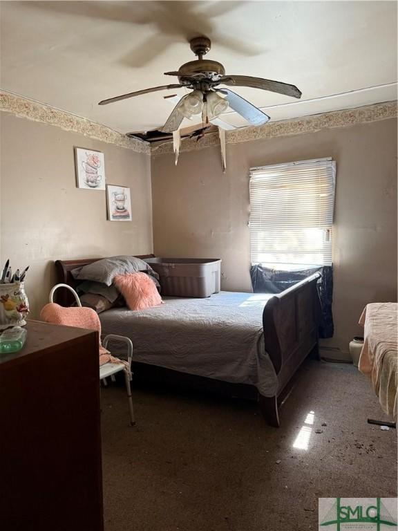 bedroom featuring ceiling fan