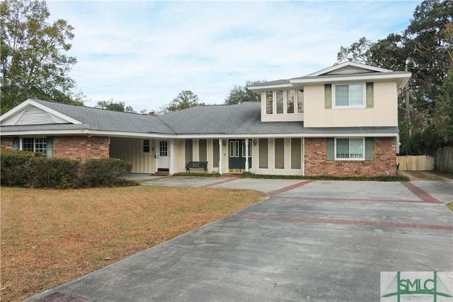 view of front of property with a front yard