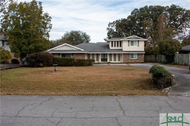 view of front of home featuring a front lawn