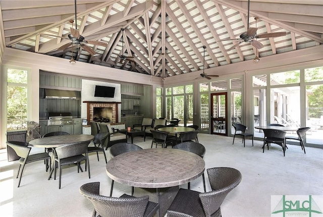 sunroom / solarium with vaulted ceiling and ceiling fan