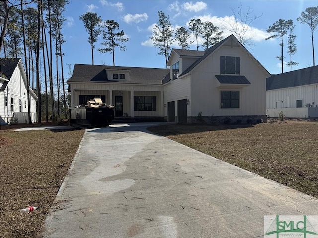 view of modern farmhouse style home