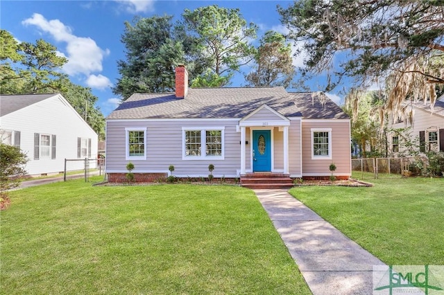 view of front of property featuring a front lawn