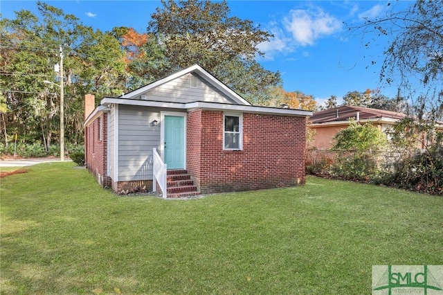 view of front of property featuring a front lawn