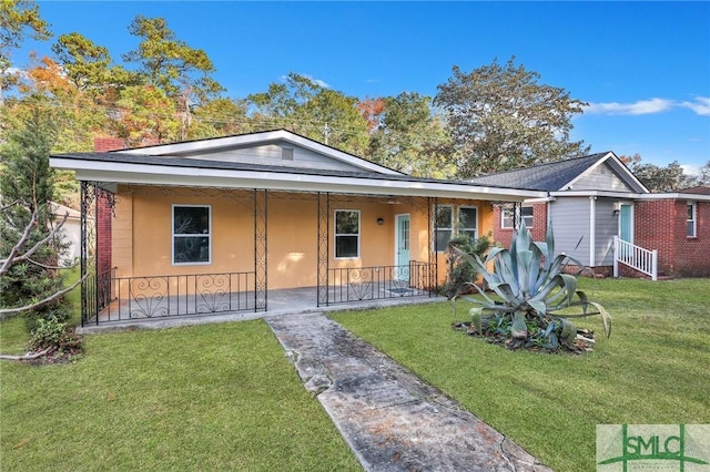 view of front of home with covered porch and a front lawn