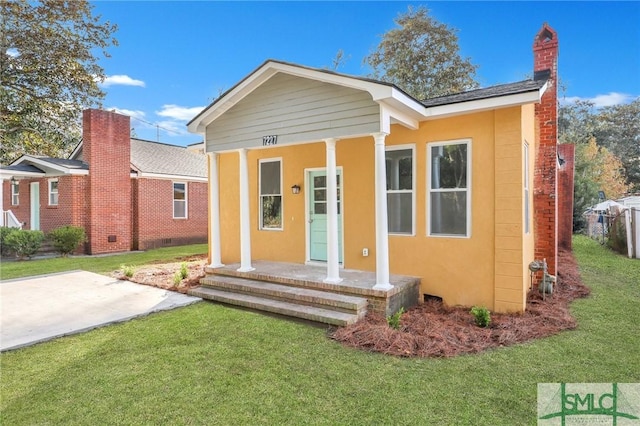 bungalow-style house featuring a front lawn