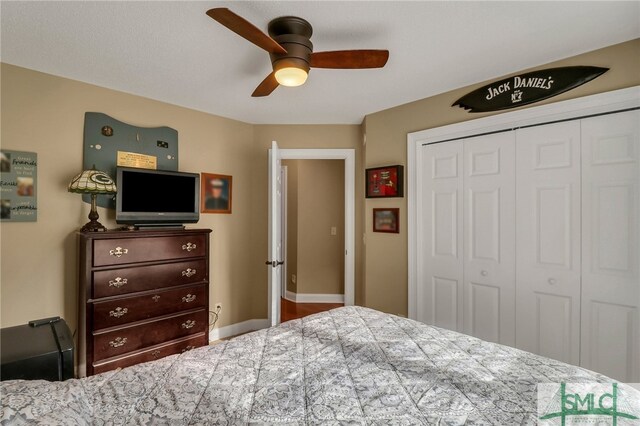 bedroom featuring a closet and ceiling fan