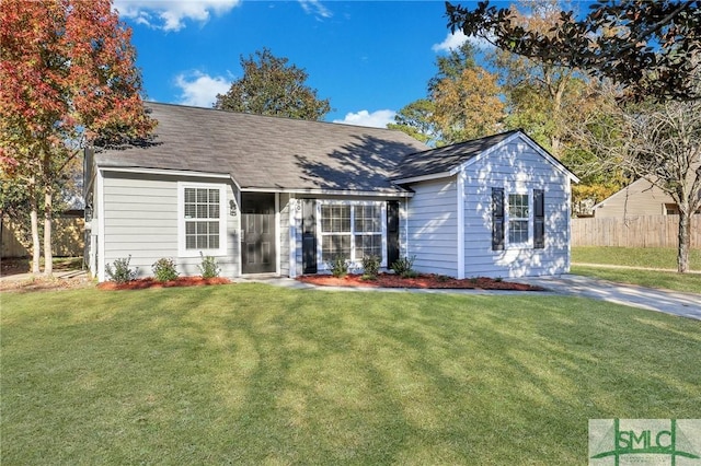 view of front of house featuring a front lawn