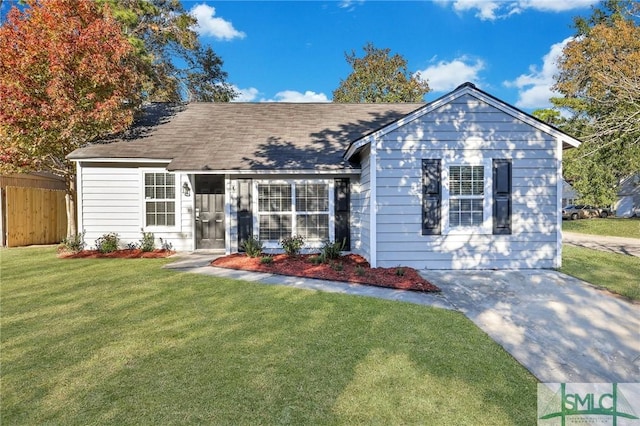 view of front of property featuring a front lawn