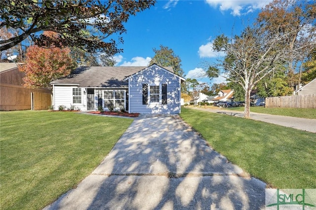 view of front of home featuring a front yard