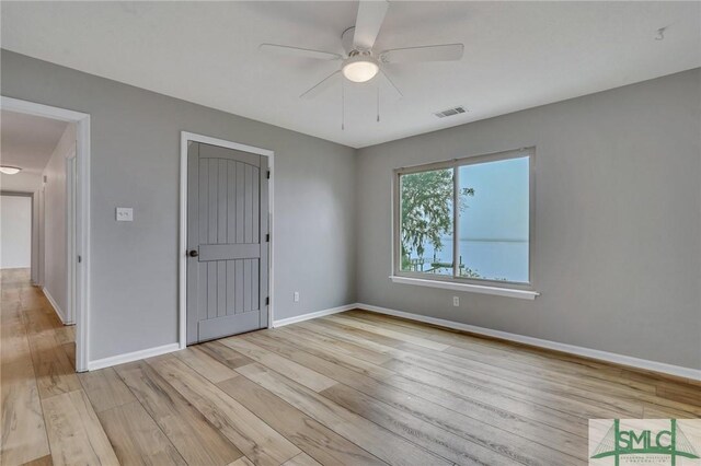 empty room featuring light hardwood / wood-style floors and ceiling fan