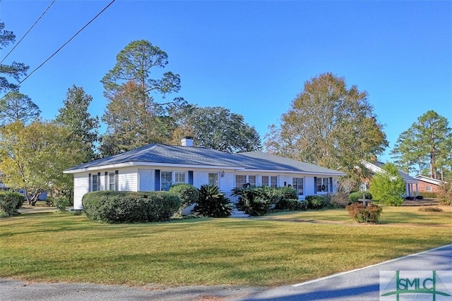 view of front of house featuring a front yard