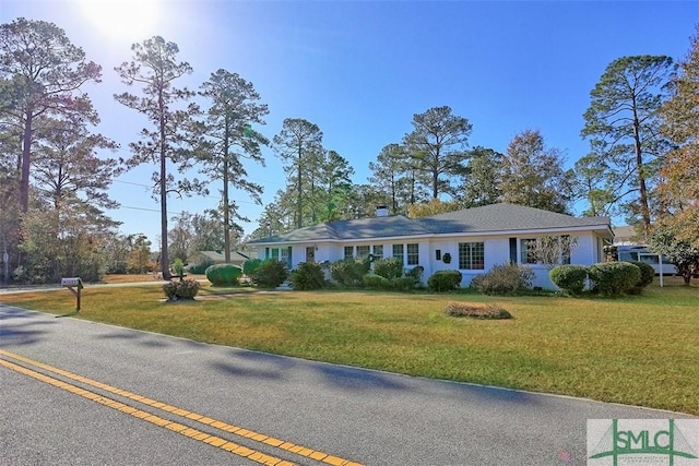 ranch-style house featuring a front lawn