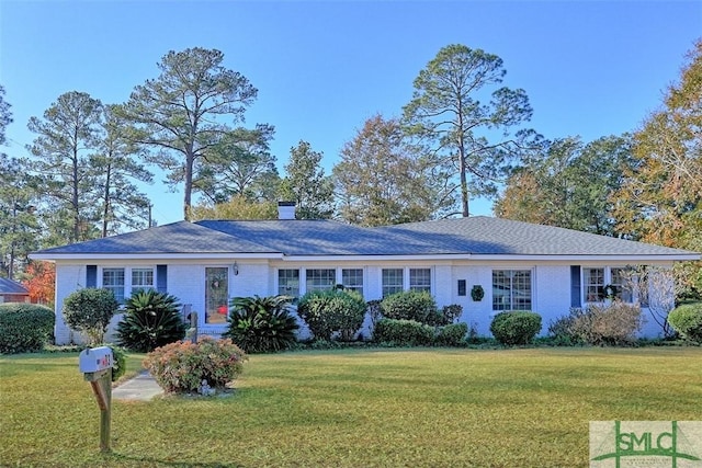 ranch-style home featuring a front lawn