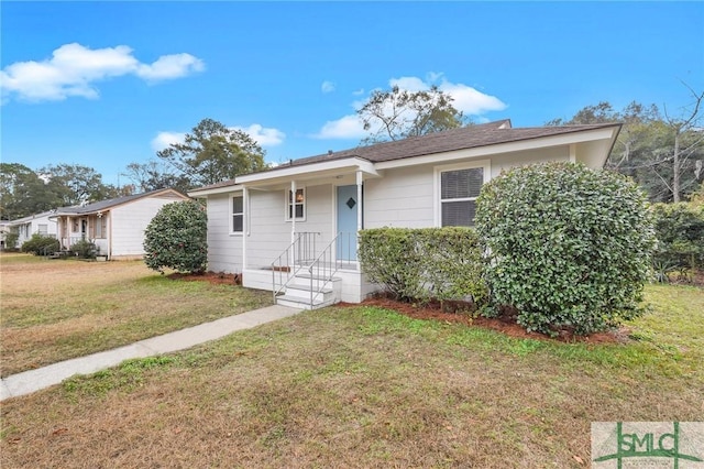 view of front of property featuring a front yard