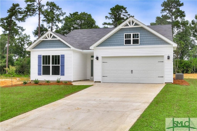 craftsman house featuring a garage and a front lawn