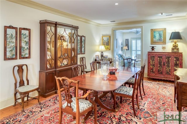 dining room featuring crown molding, light hardwood / wood-style flooring, and ceiling fan