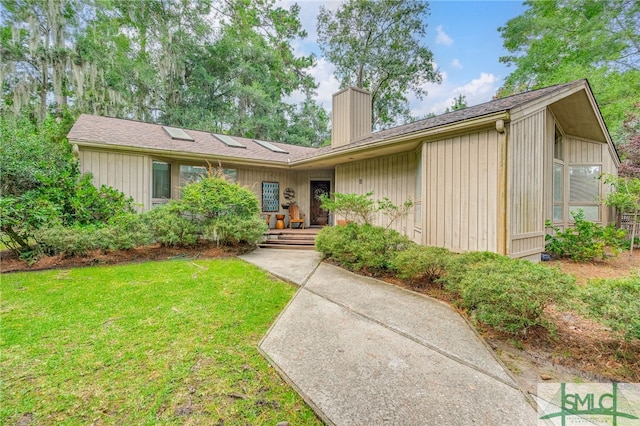 ranch-style home featuring a front lawn