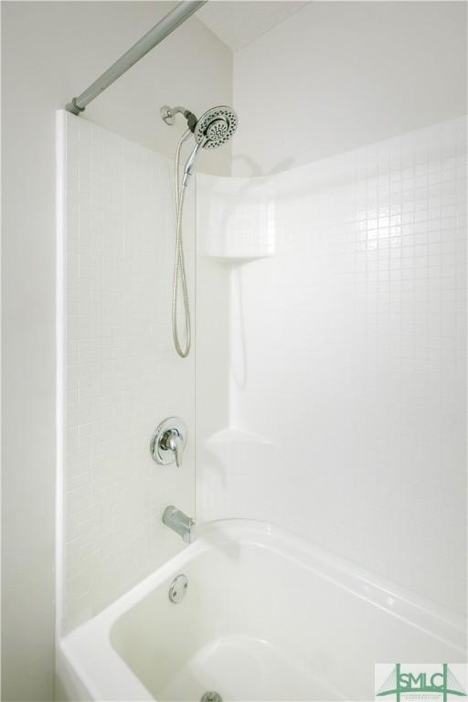 bathroom featuring tiled shower / bath