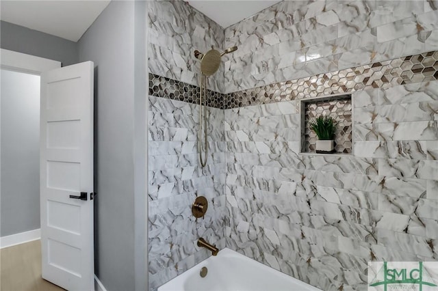 bathroom with tiled shower / bath