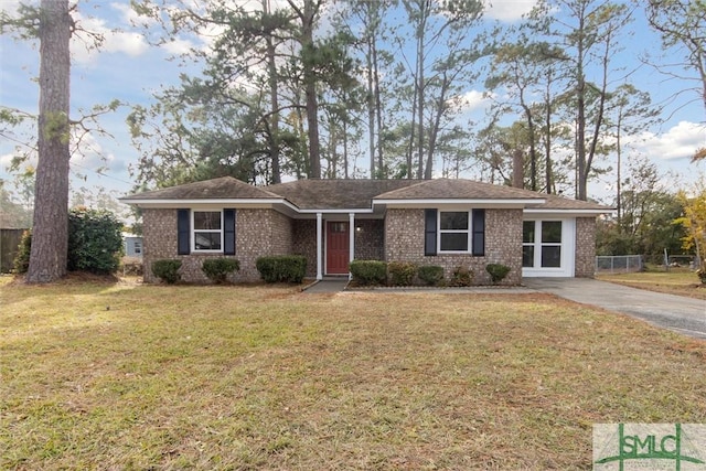 single story home featuring a front yard