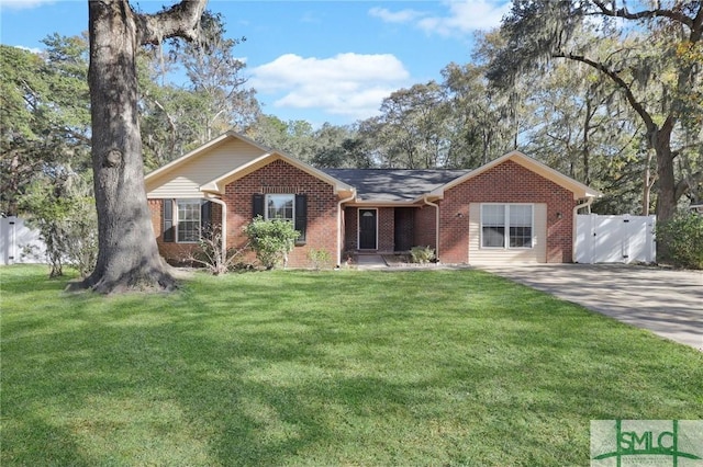 ranch-style home featuring a front lawn