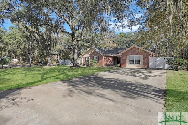 ranch-style house featuring a front yard