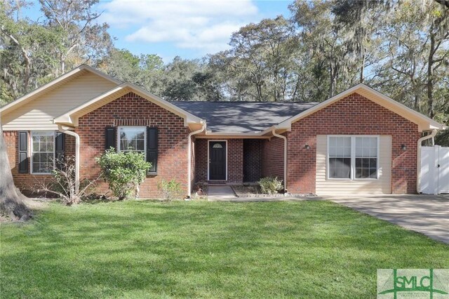 single story home featuring a front lawn