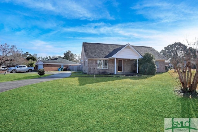 ranch-style house featuring a front lawn