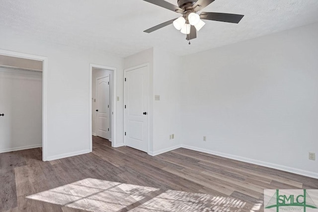 unfurnished bedroom with ceiling fan, light hardwood / wood-style floors, a textured ceiling, and a closet