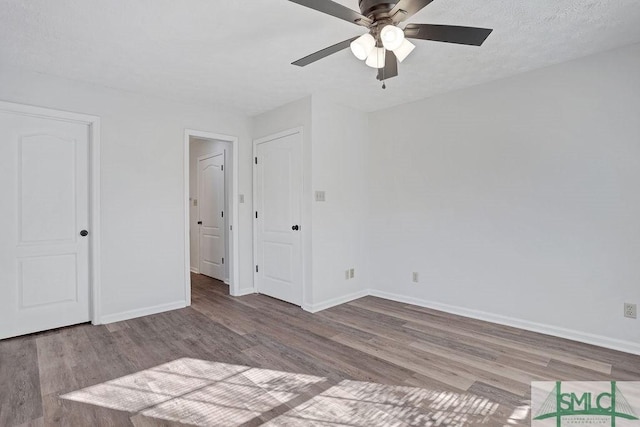 unfurnished bedroom featuring ceiling fan, a textured ceiling, and light wood-type flooring